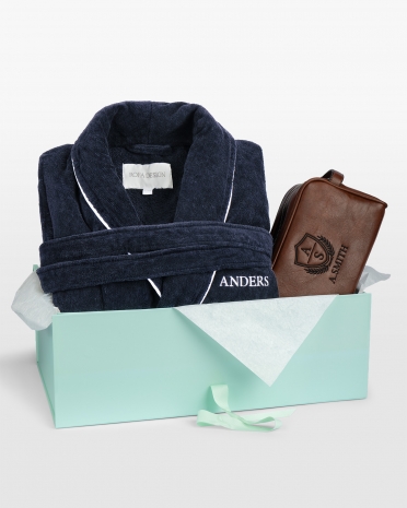 Presentset med badrock och necessär med brodyr
