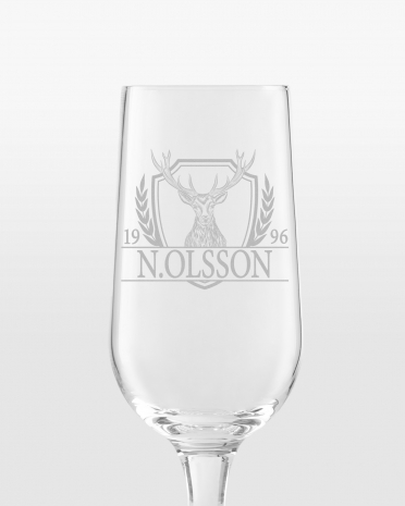 Ölglas med graverat hjortmotiv, namn och årtal