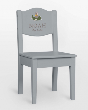 Blå barnstol med björn som flyger flygplan samt namn och valfri text