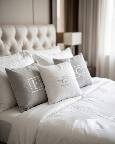 Set med kuddfodral med personligt tryck till brudparet