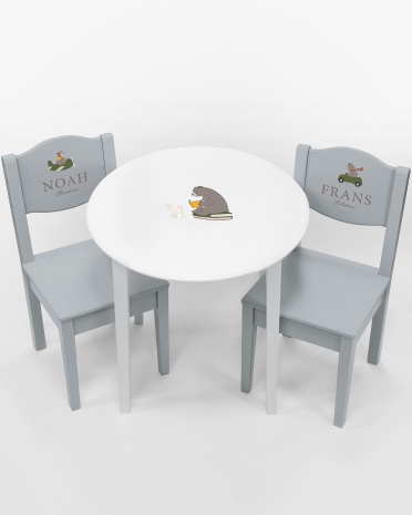 barnstolar i blått med namn samt barnbord