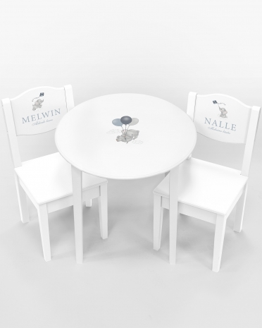 bord och stolar med namn