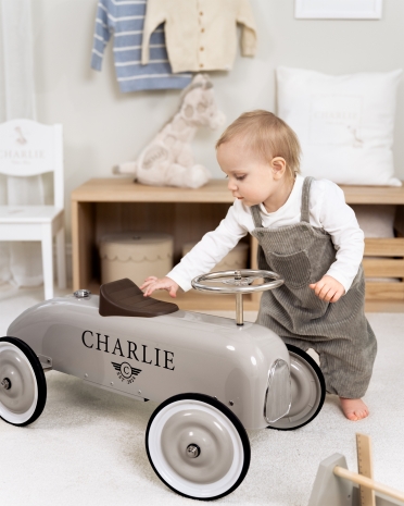 personliga gåbilar i plåt som trycks med barnets namn