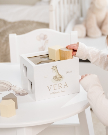 Vit plocklåda med giraffmotiv och namn