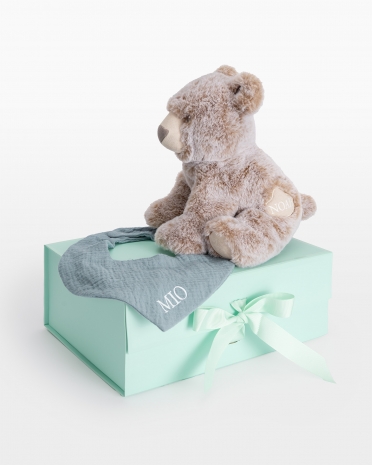 presentset med nalle och dregellapp med namn