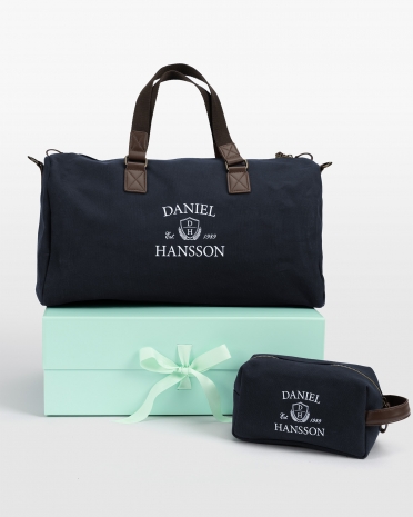 marinblått set med necessär och duffle bag med namn