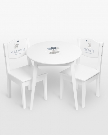 Barnbord och stolar med namn