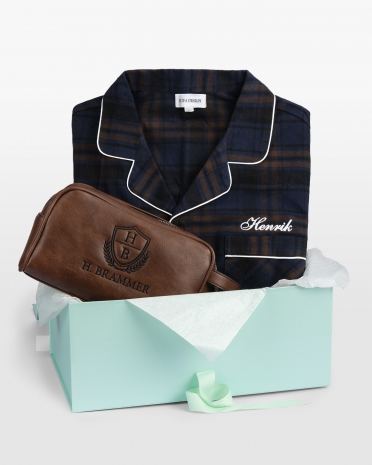 Presentset med broderad pyjamas och necessär i brunt