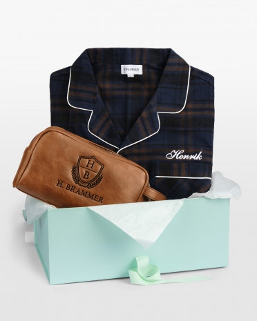 Presentset med broderad pyjamas och necessär