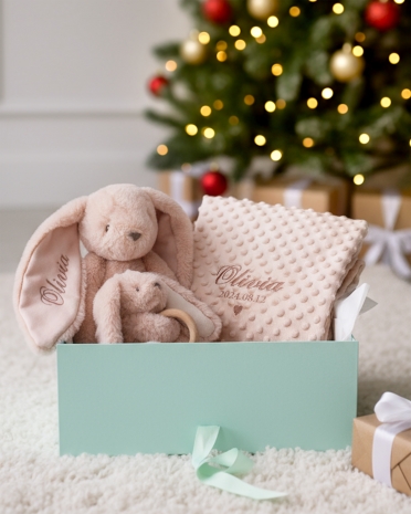 julklapp med namn - set med gosedjur, bitring och babyfilt i rosa