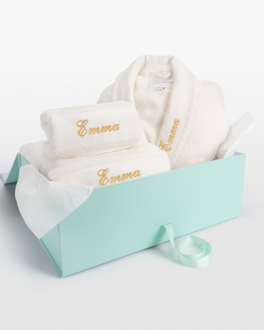 Creme handdukset med morgonrock och personlig guldbrodyr, för lyxig stil och mysig komfort.