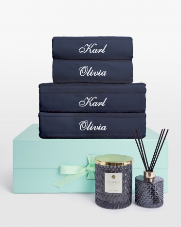 presentset med 4 handdukar broderade med namn, samt doftljus och doftpinnar
