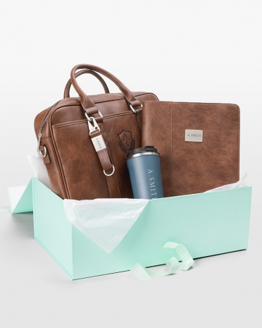 set med laptopväska, konferensmapp, nyckelring och termosmugg med namn för honom