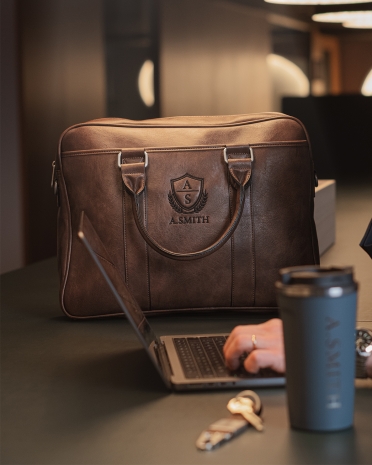 Brun laptopväska med namn, perfekt för jobb