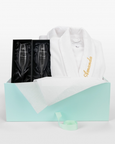 Presentset till brudpar med broderade badrockar med namn och graverade champageglas