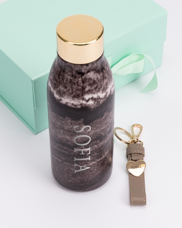 vattenflaska och nyckelring med namn