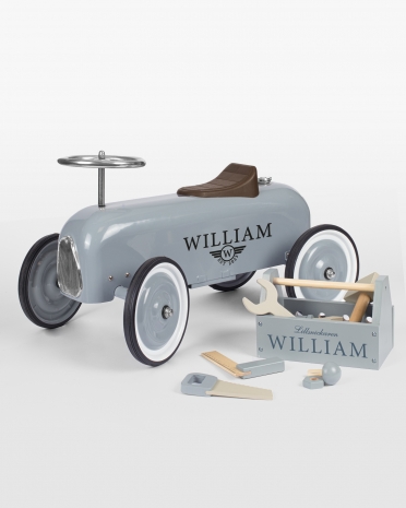 Sparkbil och verktygslåda med namn