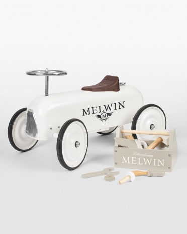 Sparkbil och verktygslåda med namn