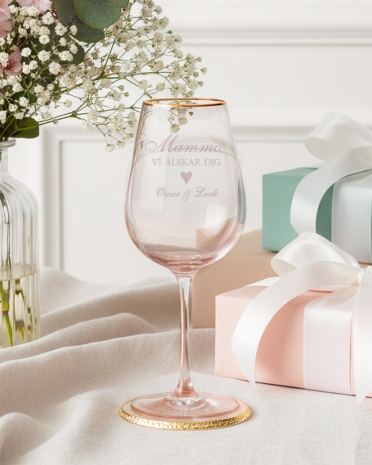 Vinglas med glasunderlägg och personlig gravyr till mors dag