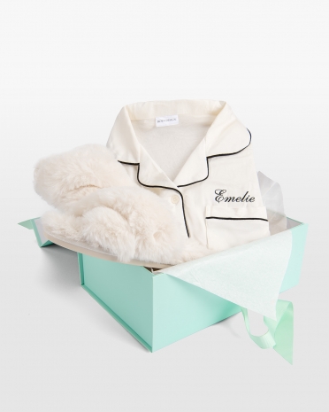 Pyjamas med namn och fluffiga tofflor i set för henne, i presentlåda