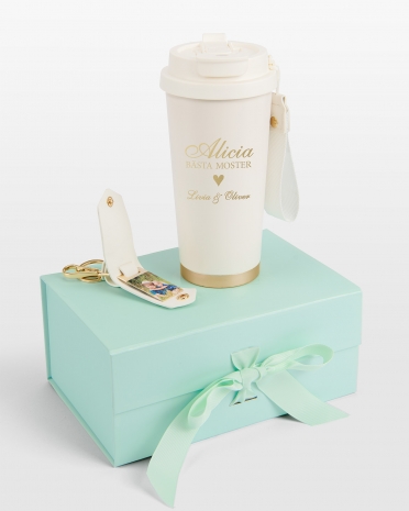 Set med termosmugg med namn och nyckelring med bild i presentlåda