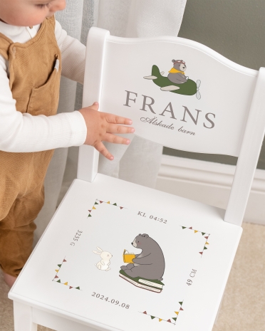 Vit barnstol med björnmotiv, namn och födelsedatum