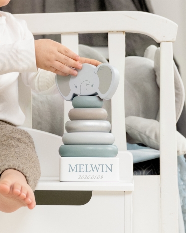 Stapeltorn som går i grönt med elefantmotiv och namn