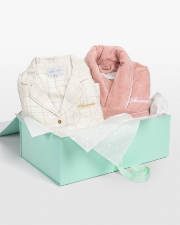 Presentset med flanellpyjamas och badrock i rosa