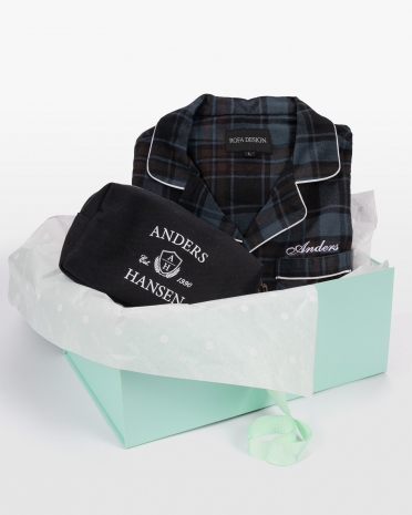 Presentset med pyjamas och necessär