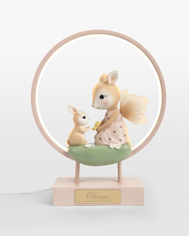 nattlampa med rådjursmotiv och barnets namn ingraverat