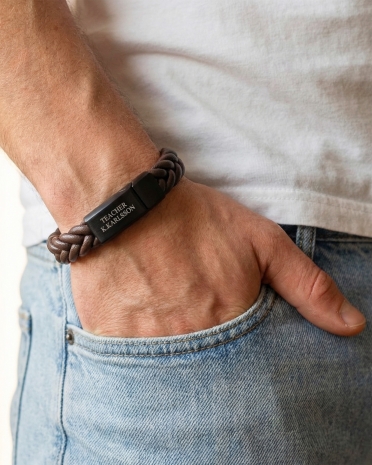 Brunt flätat armband med personlig text