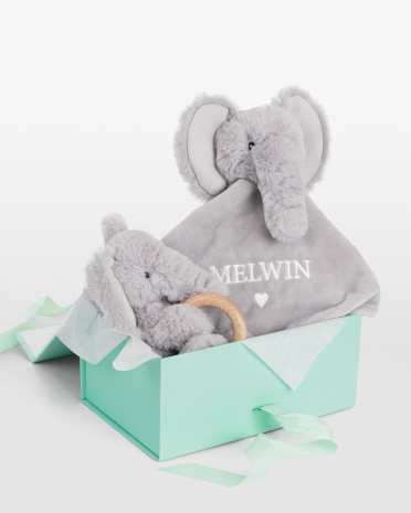 presentset med snuttefilt och bitring med namn