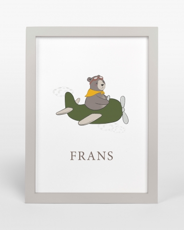 Personlig tavla för barnrummet med björn i flygplan med egen text, i grå ram