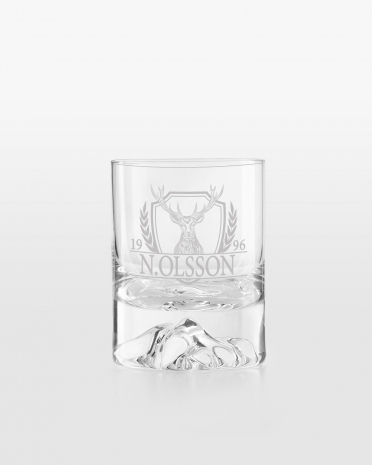 Whiskyglas med graverat namn och hjortmotiv