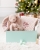 julklappstips till nyfödd i rosa med broderad gosedjurskanin, babyfilt och bitring