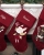 Röd julstrumpa med en älva som kommer broderad med namn