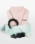 presentset med rosa morgonrock broderad med namn och ett set med håraccessoarer