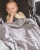 grå babyfilt med brodyr