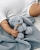 blå gosedjurskanin med bitring i trä