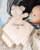 Snuttefilt formad som en giraff, broderas med namn