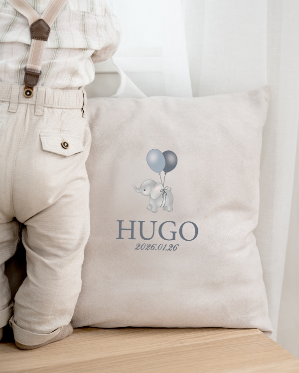 Grå kudde med elefantmotiv samt namn och datum