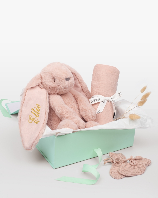 Presentset med gosedjurskanin med namn, filt i muslintyg och stickade tofflor till den nyfödda