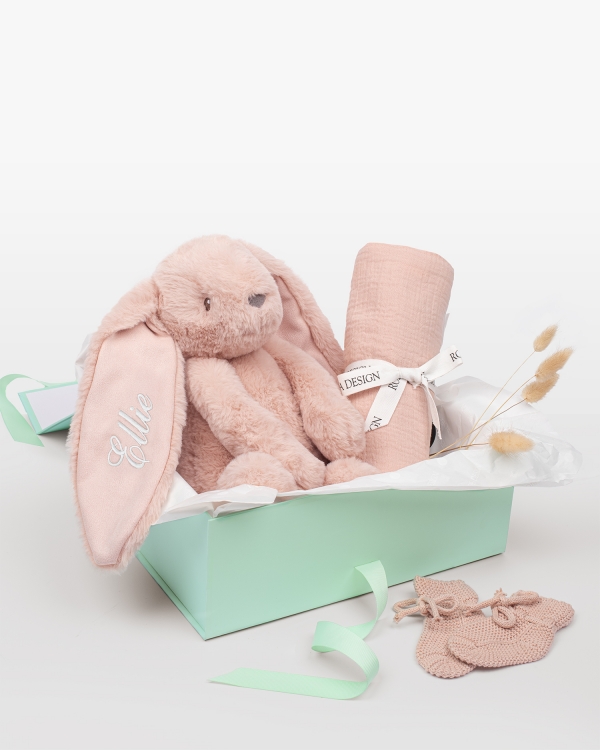 Presentset med gosedjurskanin med namn, filt i muslintyg och stickade tofflor till den nyfödda