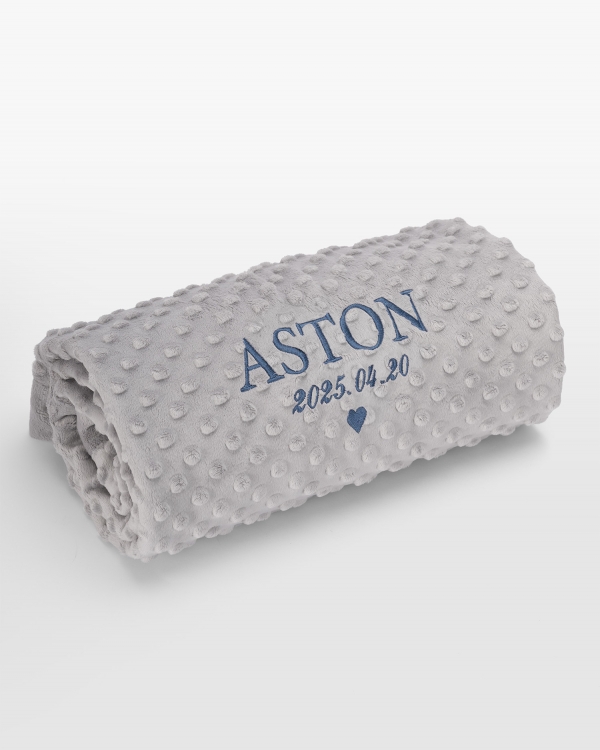 Grå babyfilt med blå namnbrodyr