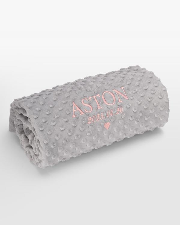 Grå babyfilt med namn i rosa brodyr