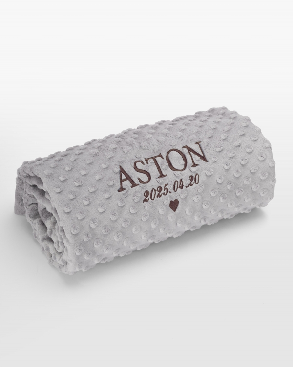 Grå babyfilt med namn i brun brodyr