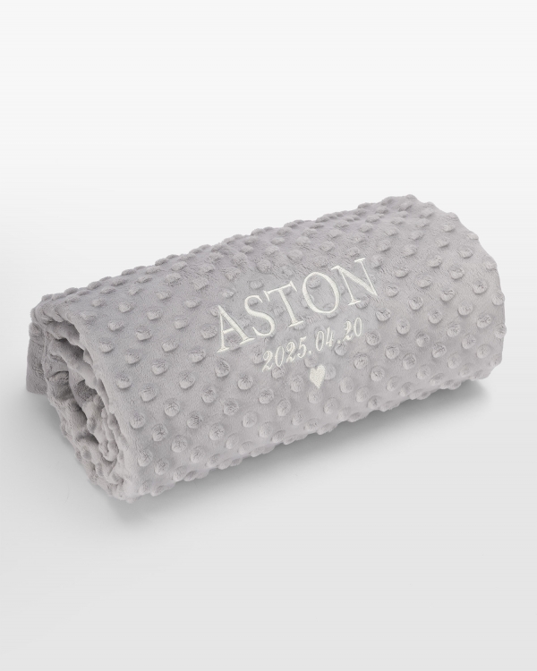 Grå filt med vit namnbrodyr