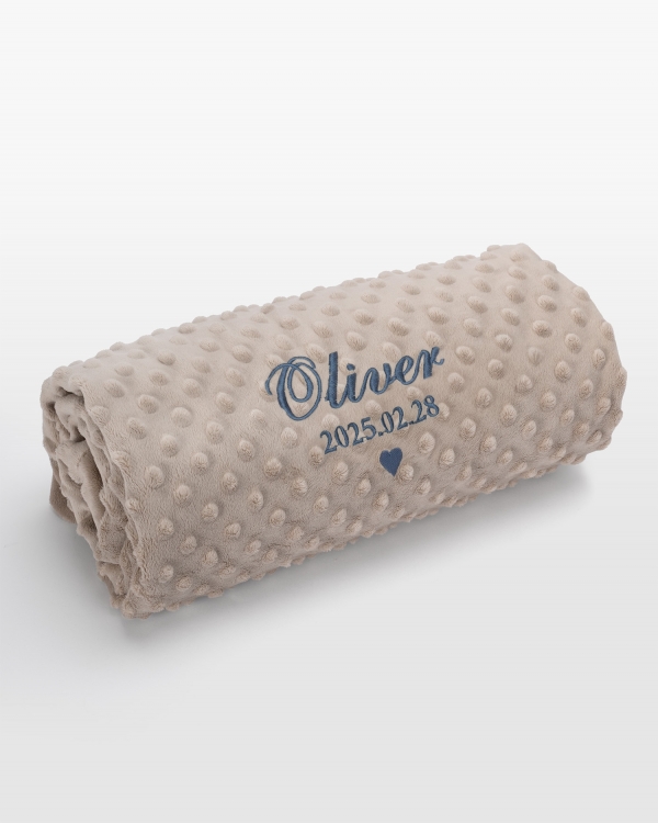 Sandfärgad babyfilt med namn i blå brodyr