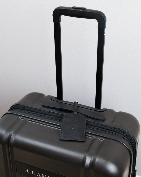 svart bagagelapp med adressuppgifter