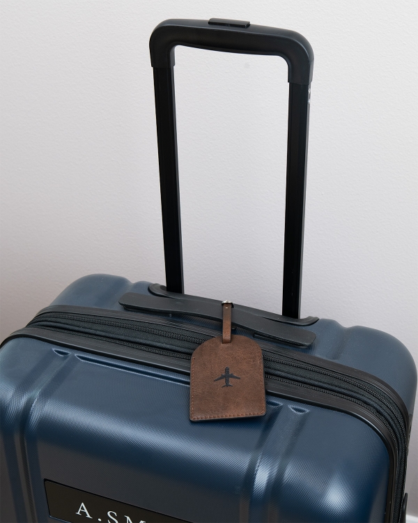 Brun adresslapp till resväska i konstläder